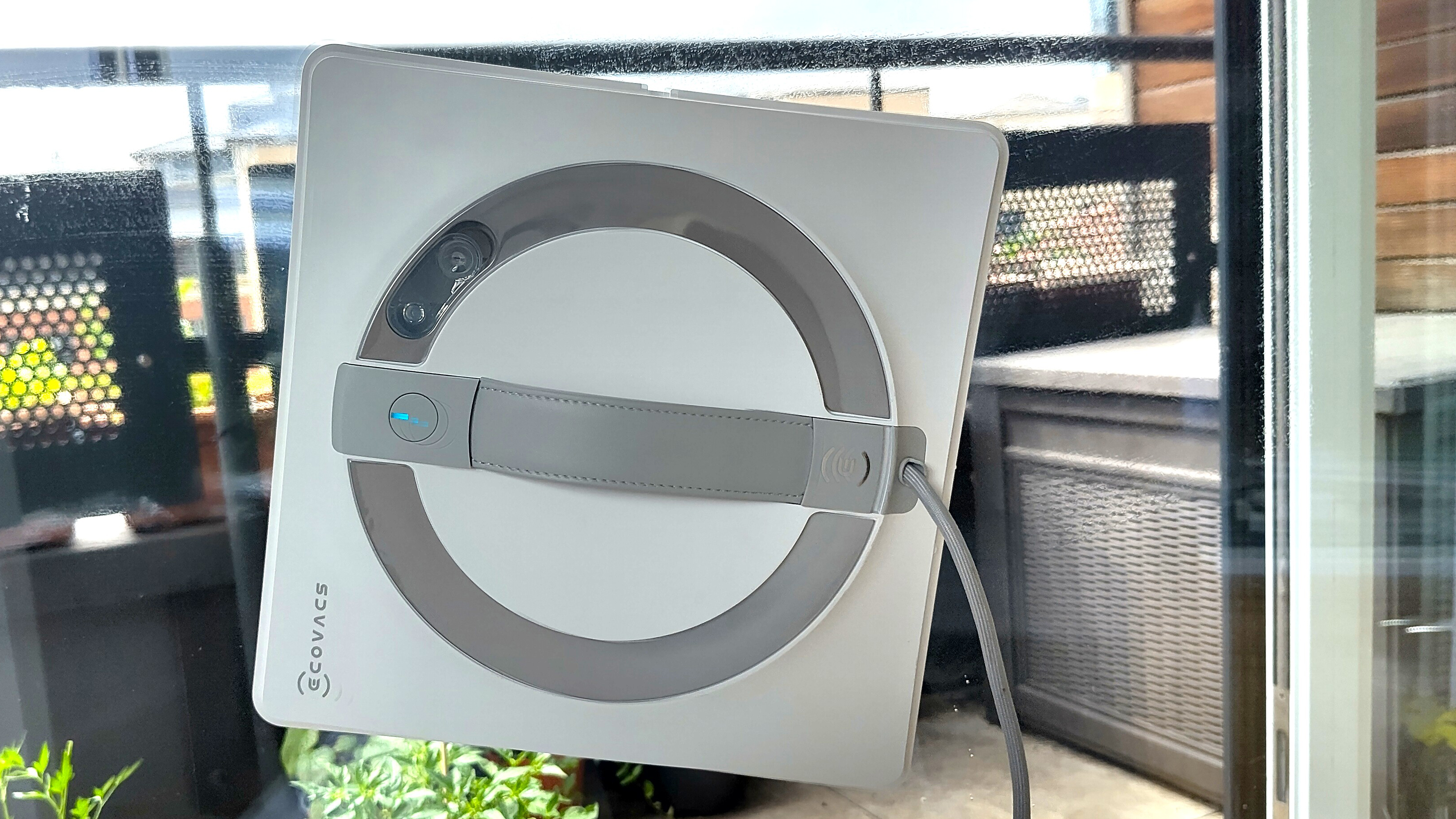 WinBot W2 Omni cleaning window