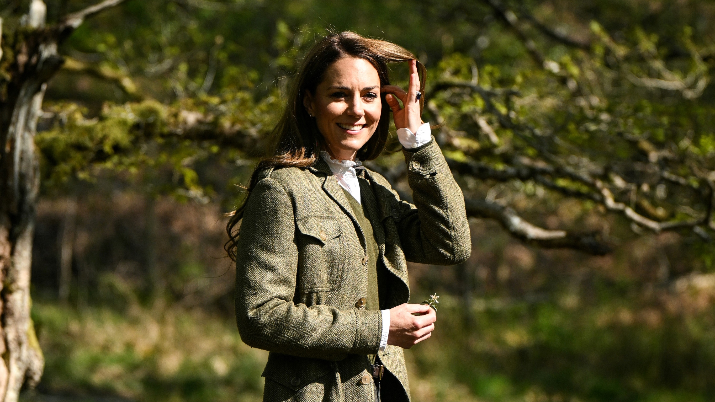 Catherine, Princess of Wales reacts as she meets Countryside Rangers from the Mull and Iona Ranger Service at the Ardura Community Forest