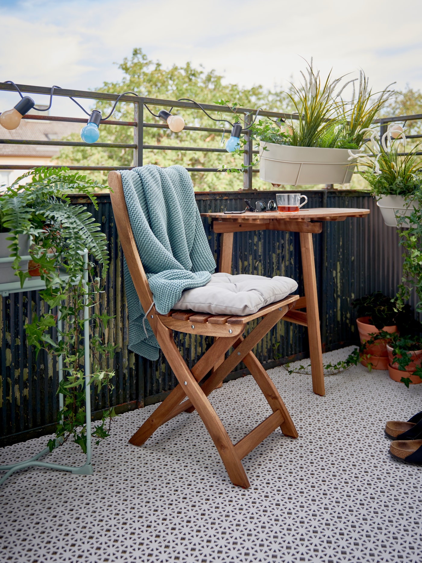 Balcony ideas: patterned balcony floor tile