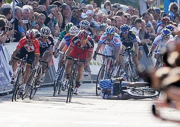 Robbie McEwen (RadioShack), Theo Bos (Rabobank), Greg Van Avermaet (BMC) as Tyler Farrar (Garmin - Cervelo) goes down