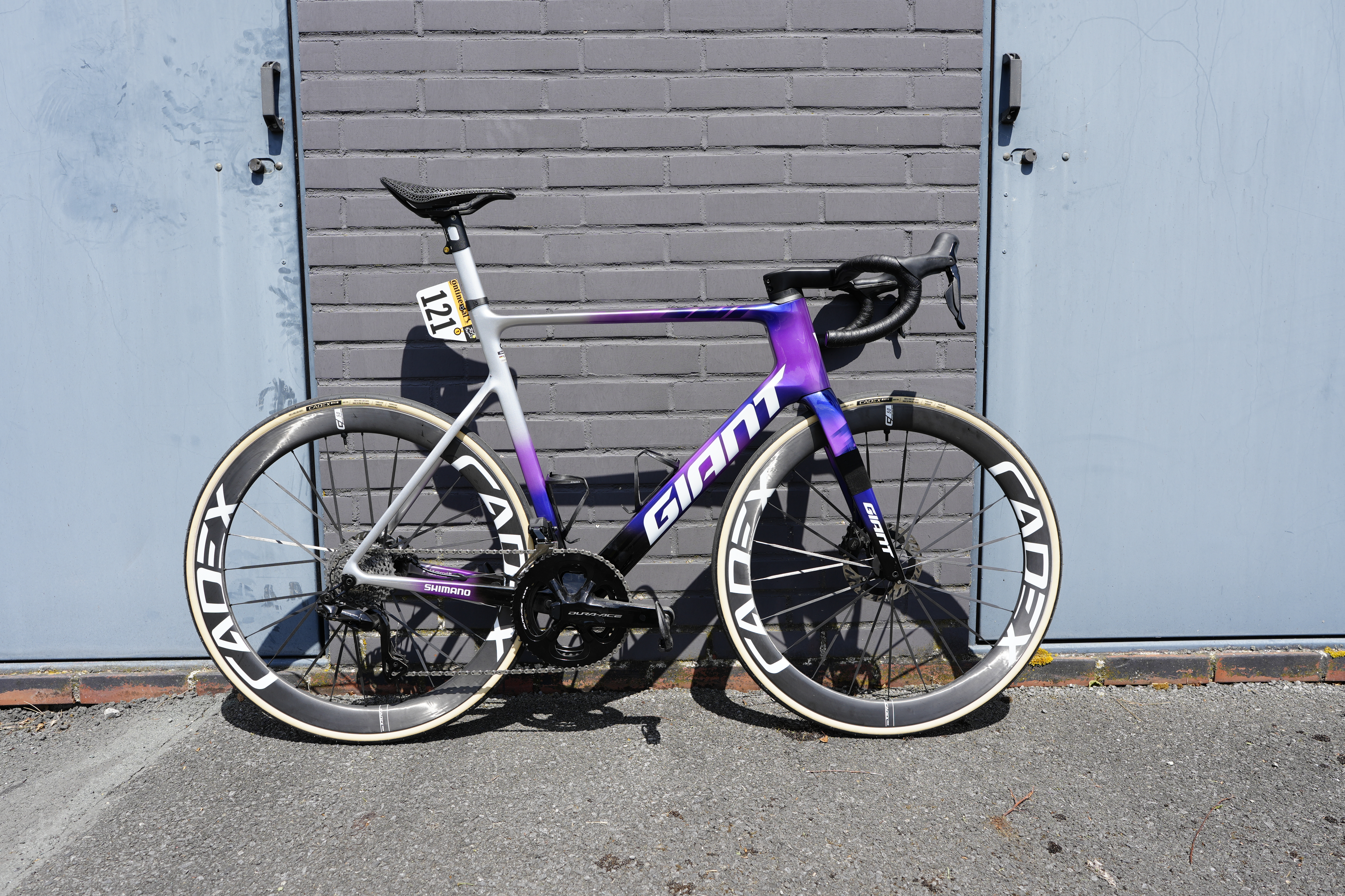 Ben O'Connor's Giant Propel Advanced SL in profile, up against a wall outside