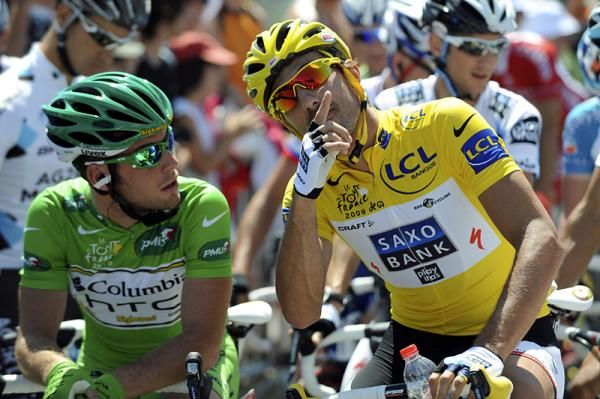 Fabian Cancellara points something out to Mark Cavendish in Le Cap d'Agde.