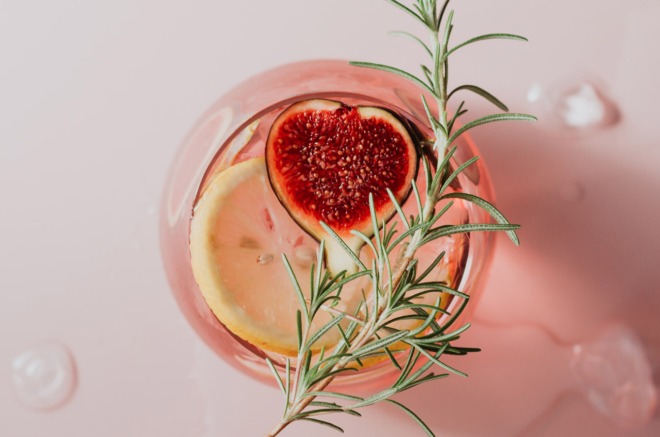 Cocktail with poemgranate and rosemary