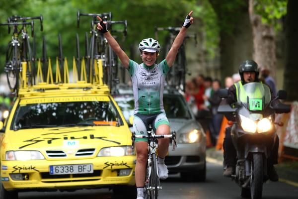 Stage winner, Annemiek Van Vleuten (Nederland Bloeit) celebrates as she crosses the line solo
