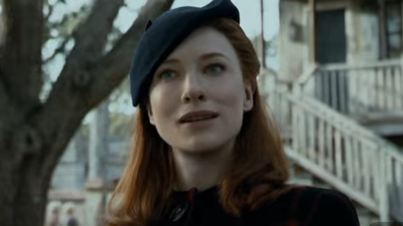 Cate Blanchett wearing a hat with red hair in The Curious Case of Benjamin Button