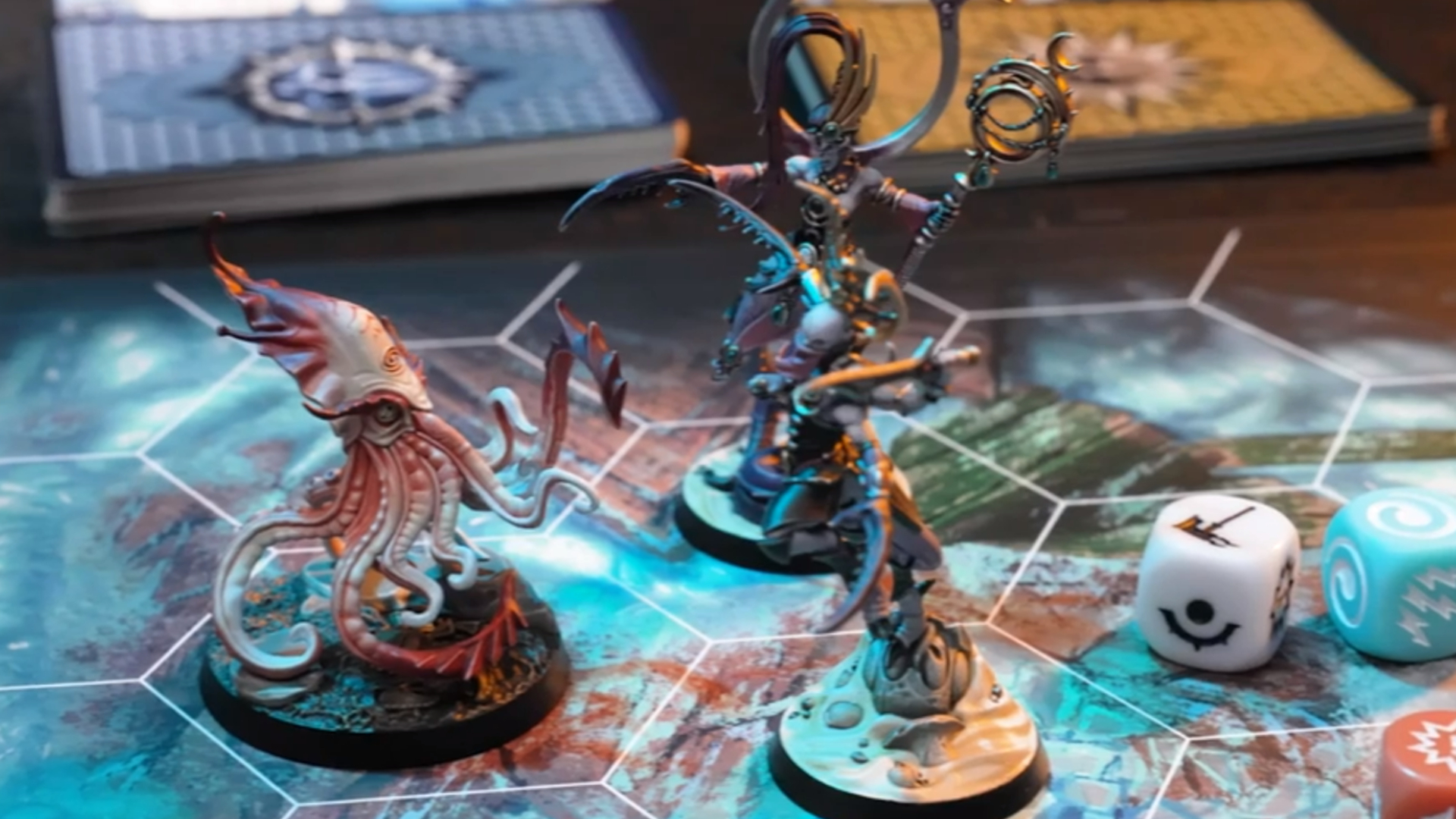 Miniatura kałamarnicy stoi obok dwóch modeli demonów Slaanesha na planszy Warhammer Underworlds: Deathgorge