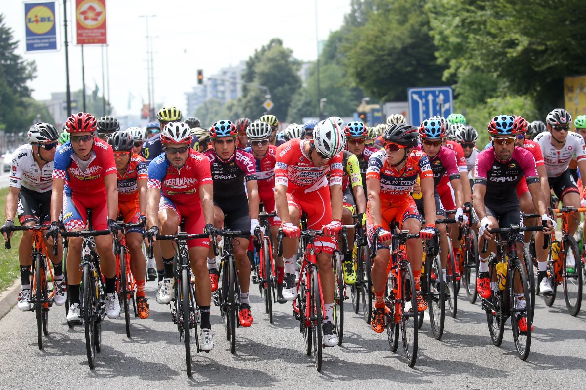 A red look to the front of the peloton