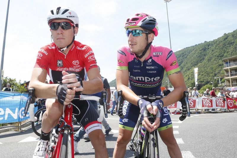 Giacomo Nizzolo (Trek) enjoying a pre-stage chat with Sacha Modolo (Lampre-Merida)