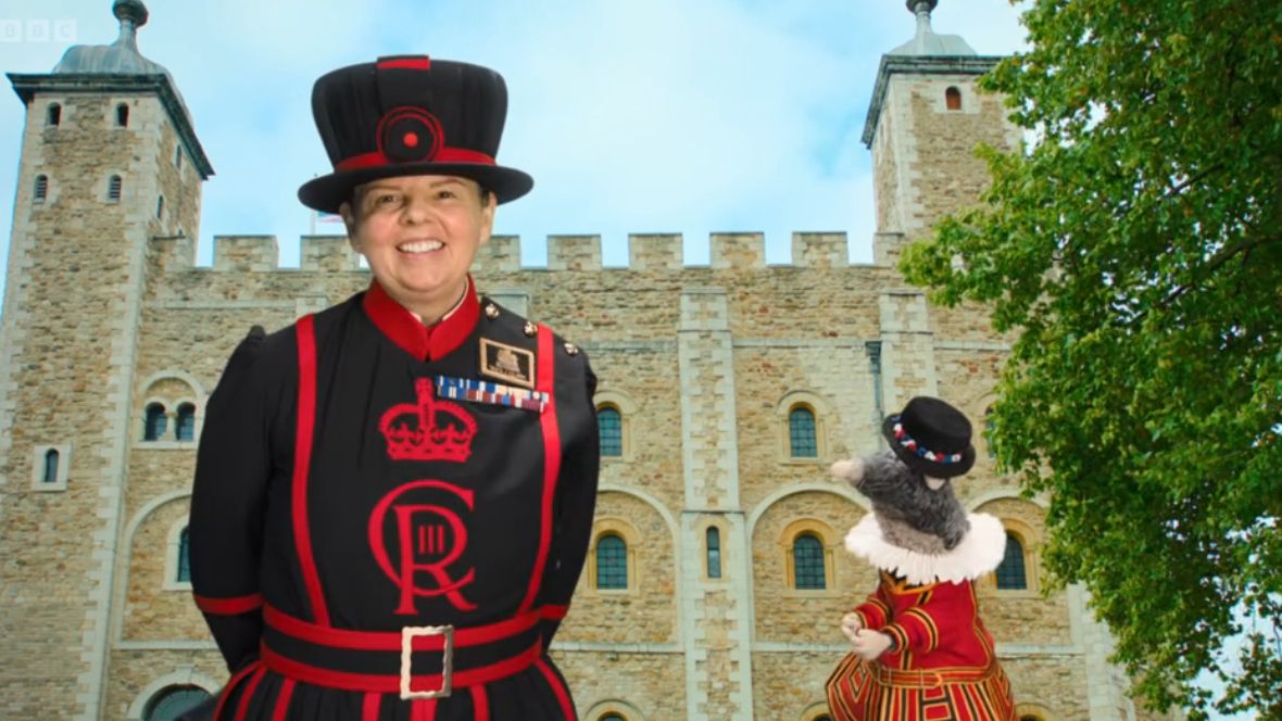 A screengrab from Horrible Histories &quot;Terrifying Tower of London&quot; special featuring Yeoman Warder AJ Clark and Rattus Rattus