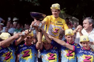 US cyclist Greg Lemond wearing the yellow jersey holds the trophy 22 July 1990 after winning the 21th stage of the 79th Tour de France cycling race between Bretigny and Paris AFP PHOTO Photo credit should read AFP via Getty Images