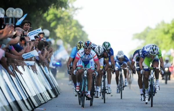 Roberto Ferrari (Androni-Giocattoli) closes in on the win.