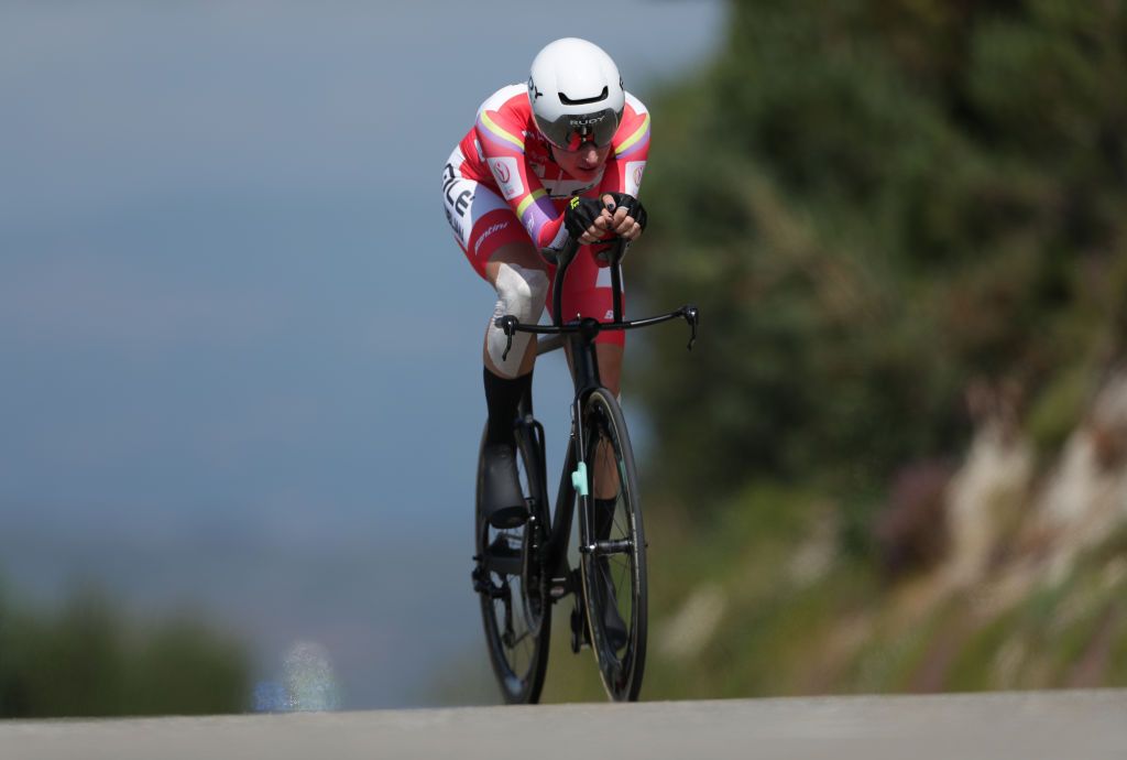 A POBRA DE TRIVES SPAIN SEPTEMBER 03 Marlen Reusser of Switzerland and Team Ale Btc Ljubljana red leader jersey sprints during the 7th Ceratizit Challenge By La Vuelta 2021 Stage 2 a 73km individual time trial in Estacin Invernal Cabeza de Manzaneda 1490m ChallengeVuelta CERATIZITChallenge21 on September 03 2021 in A Pobra de Trives Spain Photo by Gonzalo Arroyo MorenoGetty Images