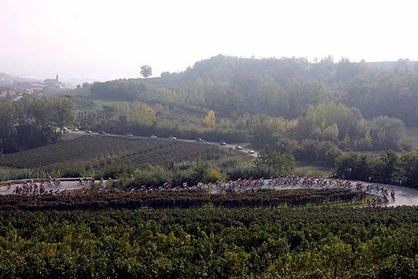 Peloton rolls through Piemonte