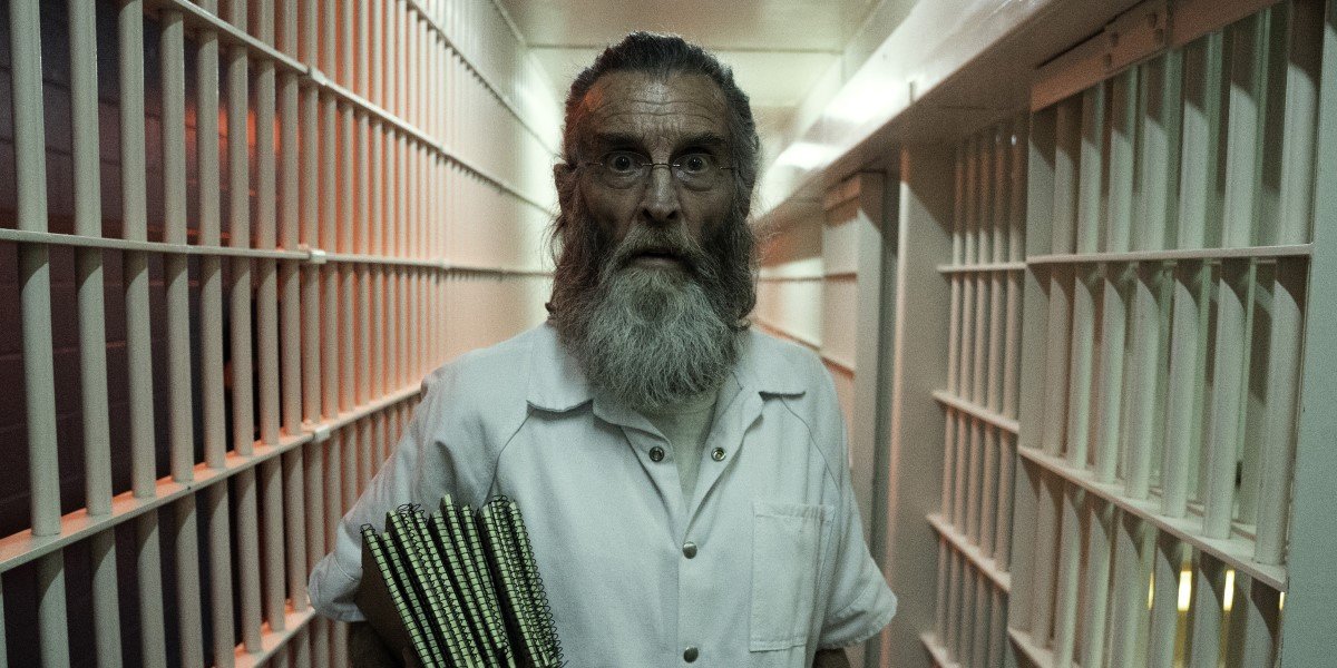 john glover&#039;s teddy in jail with his notebooks on fear the walking dead season 6