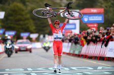 La Vuelta Femenina: Demi Vollering celebrates overall victory as she crosses the final finish line 