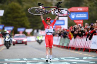 La Vuelta Femenina: Demi Vollering celebrates overall victory as she crosses the final finish line 