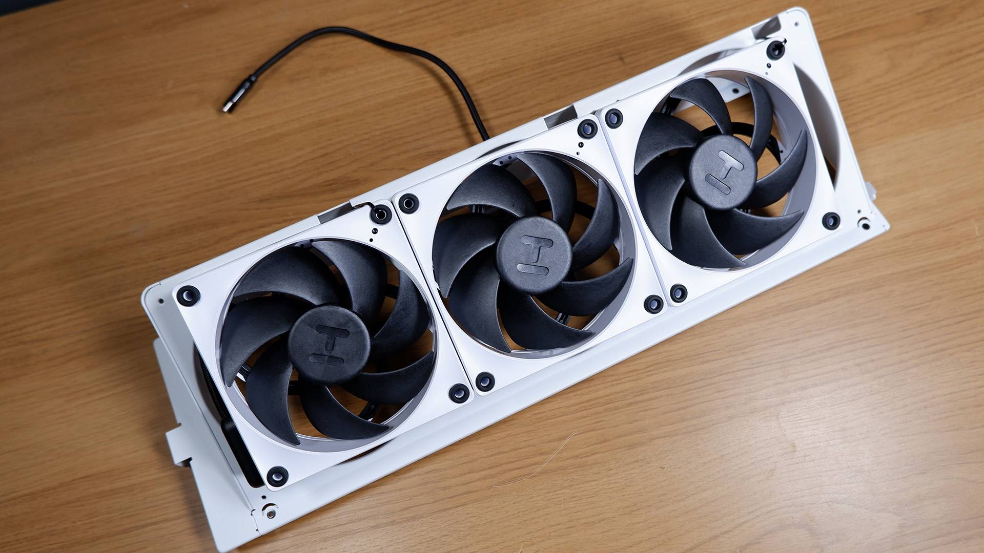 No intentes exprimir demasiadas ideas dentro de una sola computadora: para esta PC para juegos blanca con una RTX 4080 Super, casi lo hago