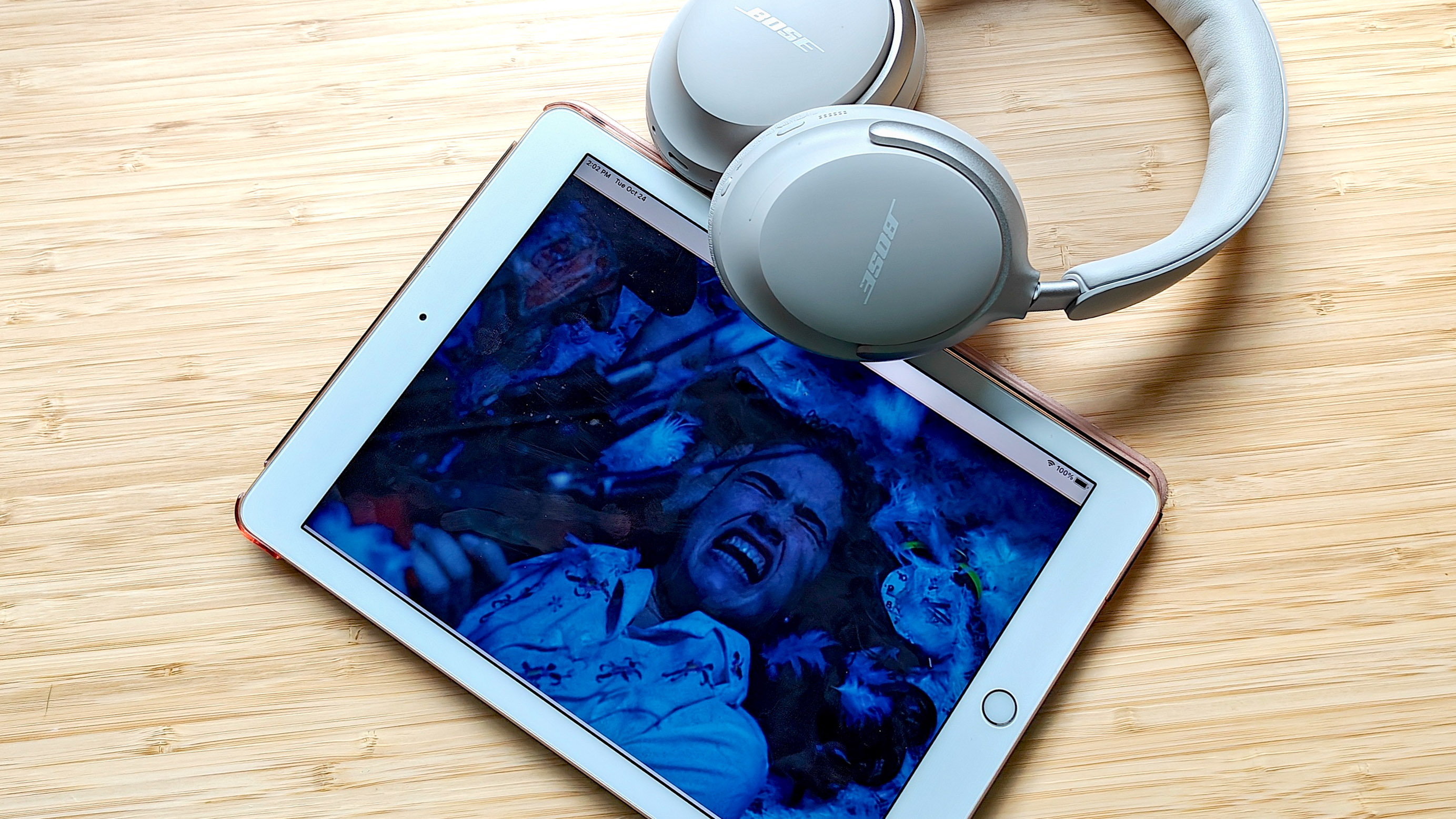 Auriculares Bose Ultra con iPad viendo películas de terror