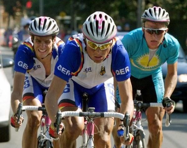 Ullrich leads the winning break in the 2000 Olympic Games