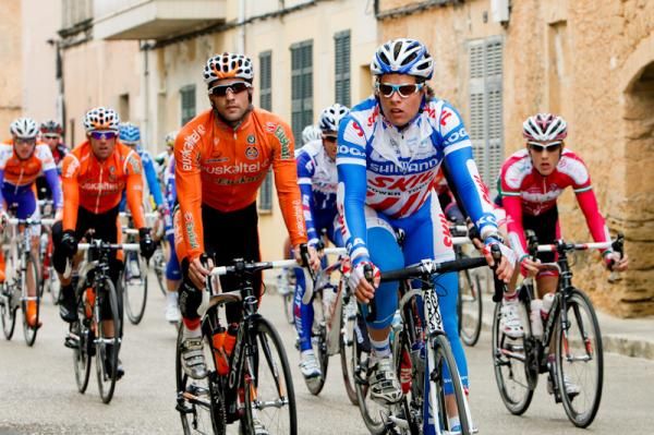 After just 8kms of racing the peloton is settling in for chasing a breakaway of five riders.