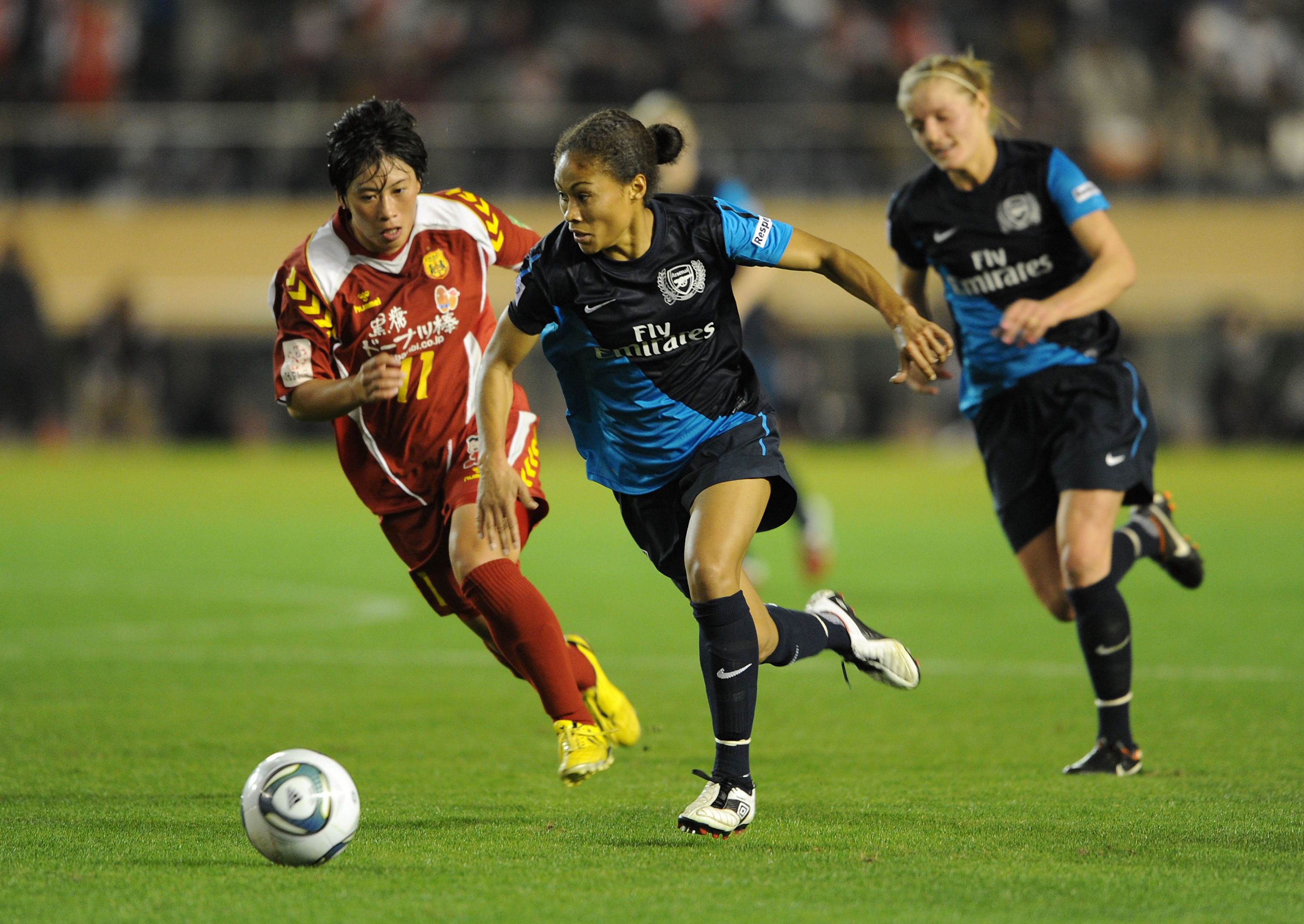 Rachel Yankey dribbling the ball