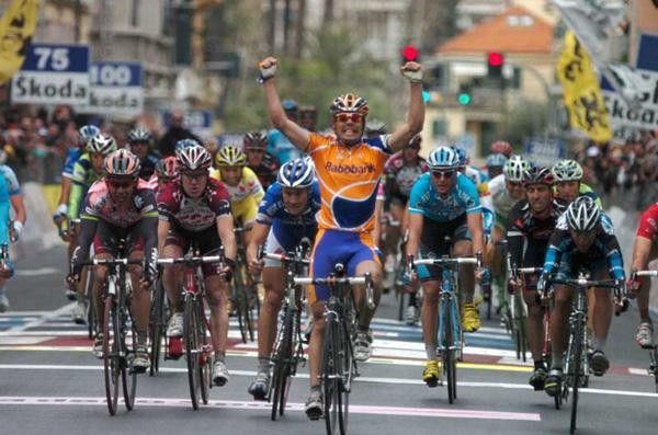 Fists are pumping! Oscar Freire (Rabobank) wins the 98th Milano-Sanremo.