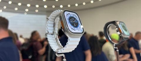 To Apple Watch Ultra udstillet
