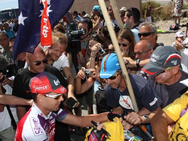 Cadel Evans (Silence-Lotto) signs autographs for eager Aussie fans prior to the start of Stage 5.