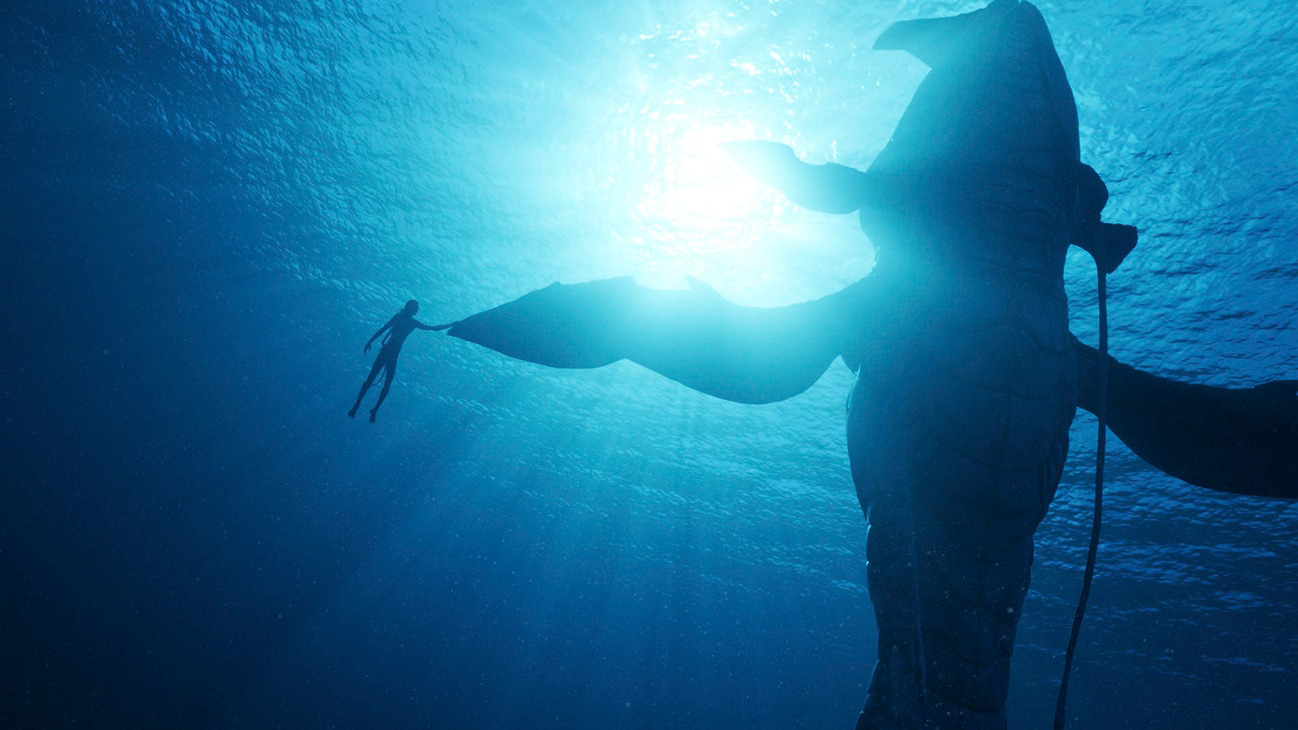 A кадр из фильма На'ви, плавающего с китом из фильма 