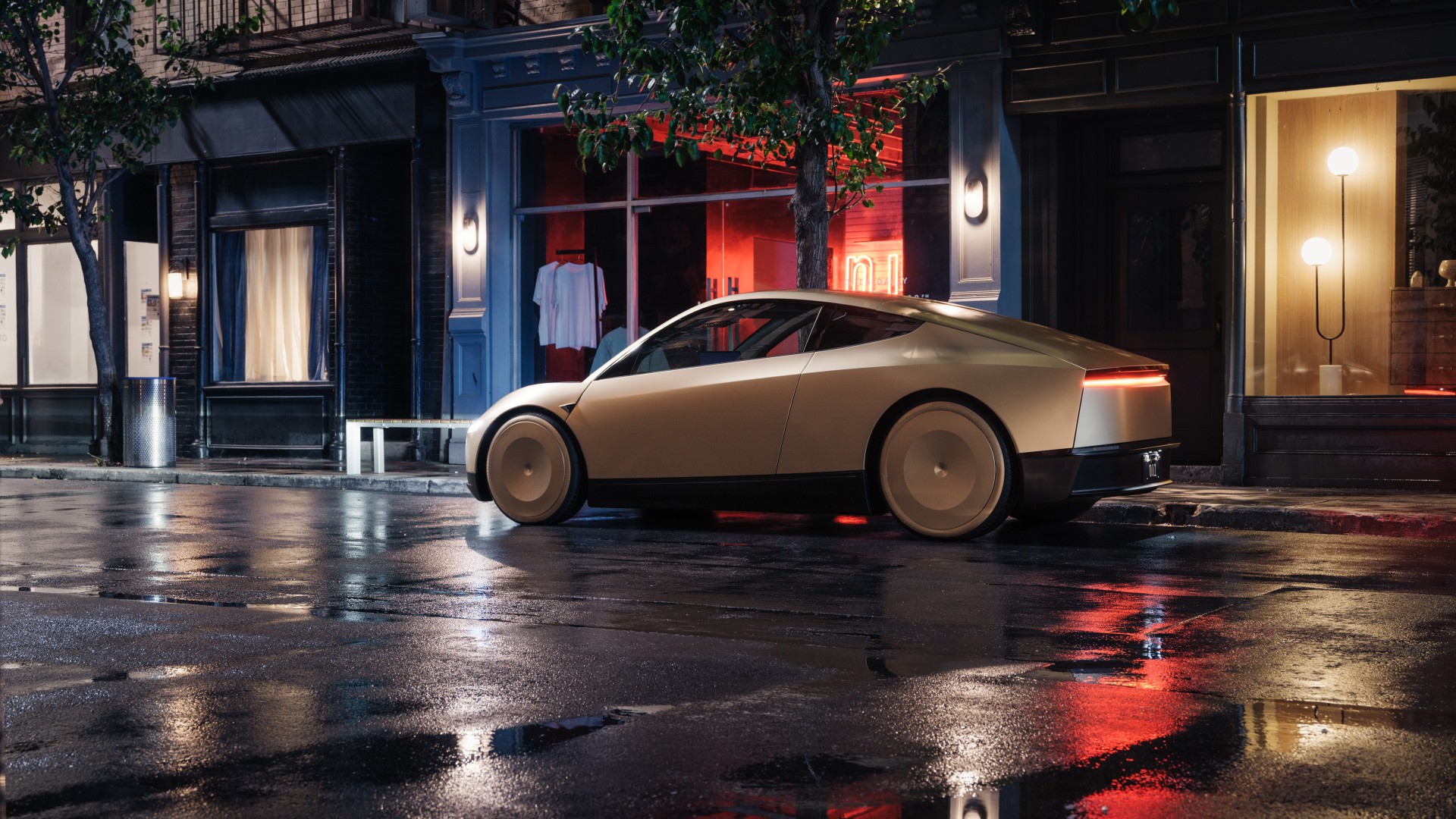 Por la noche, un automóvil con batería Tesla dorado estacionó en una calle mojada de la ciudad frente a una tienda iluminada.