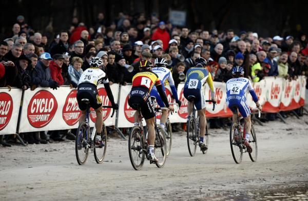 Boonen joins an escape group.