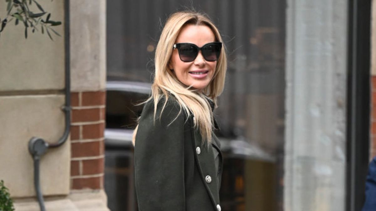 Amanda Holden est la reine du chic militaire en combinaison kaki et manteau assorti