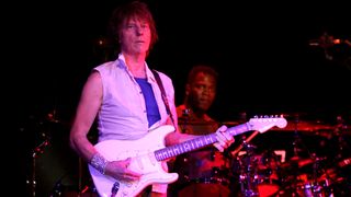 Jeff Beck (eigentlich Geoffrey Arnold Beck, * 24. Juni 1944 in Wallington, England, Britischer Rock-Gitarrist) "Loud Hailer"-Tour Jeff Becks Band besteht aus: Rhonda Smith (Bass), Nicholas Meier (Guitar), Jonathan Joseph (Drums) and Lizzie Ball (Violin) E-Werk Köln