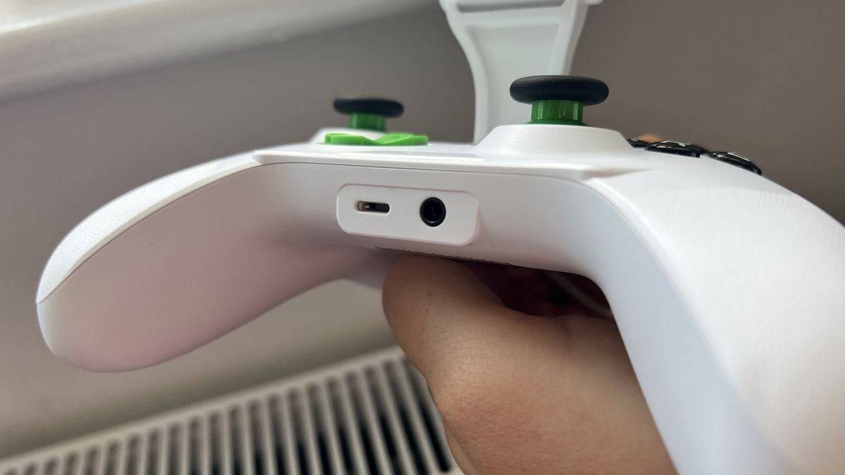 RiotPWR Xbox Cloud Gaming Controller for iPhone review Laptop Mag