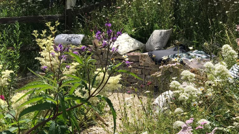 how to make a small garden look bigger by using planting