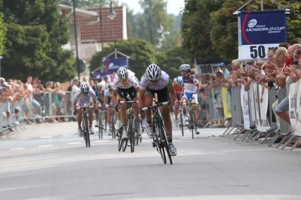 Annemiek Van Vleuten (Nederland Bloeit) led the sprint ahead of Ellen van Dijk (HTC-Highroad) and Nicole Cooke (SC MCipollini Giordana).