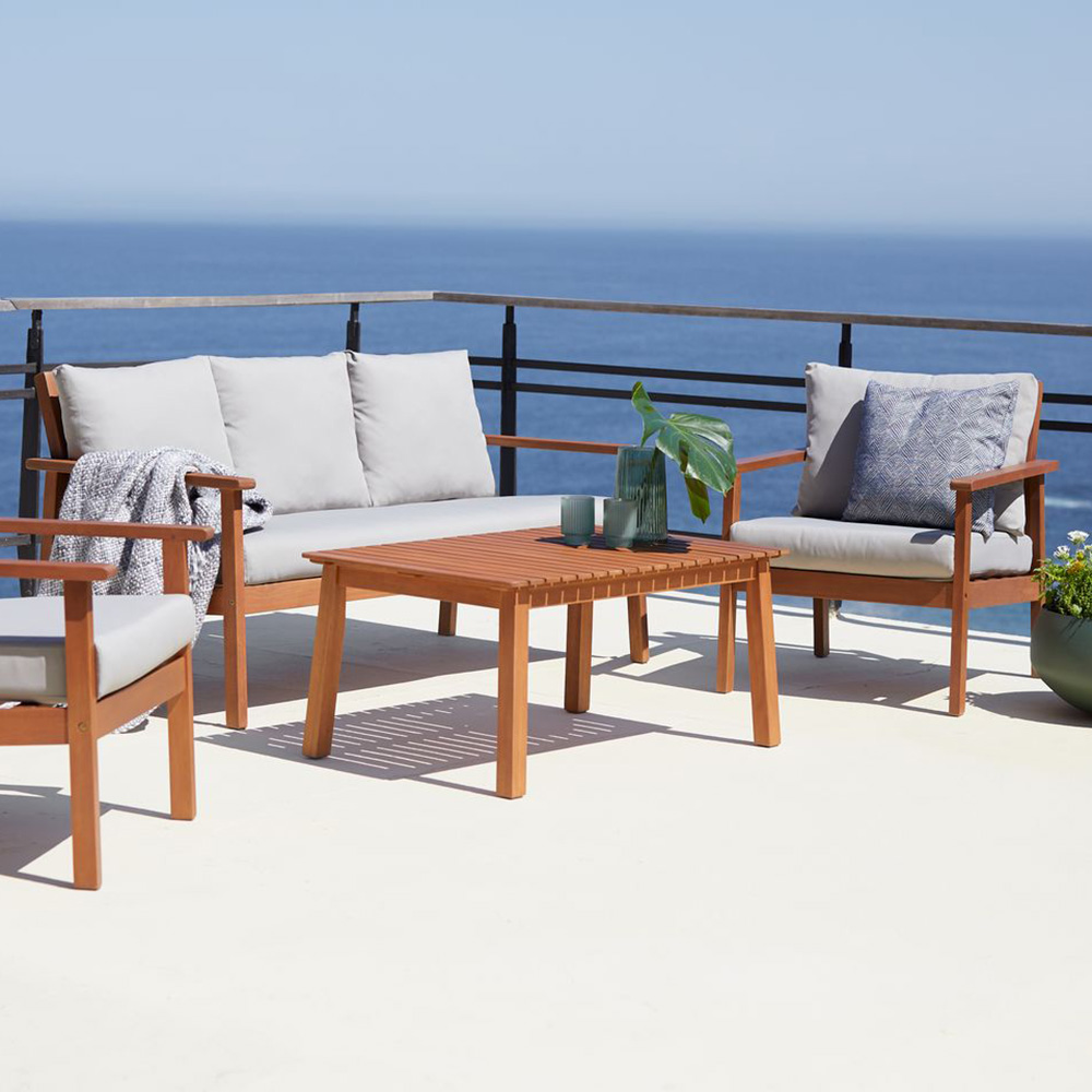 out door area with garden seating set