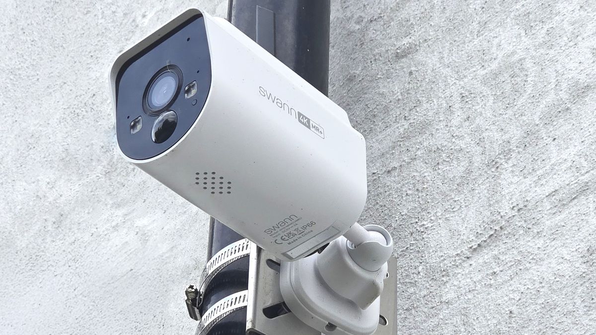 Swann MaxRanger4K Solar camera mounted outside