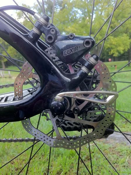 Avid Elixir 5 SL brakes and HS-1 rotors handle the braking at the rear...