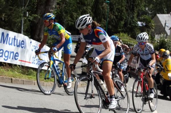 Leading on the small, steep climb, Annemiek Van Vleuten (Nederland Bloeit)