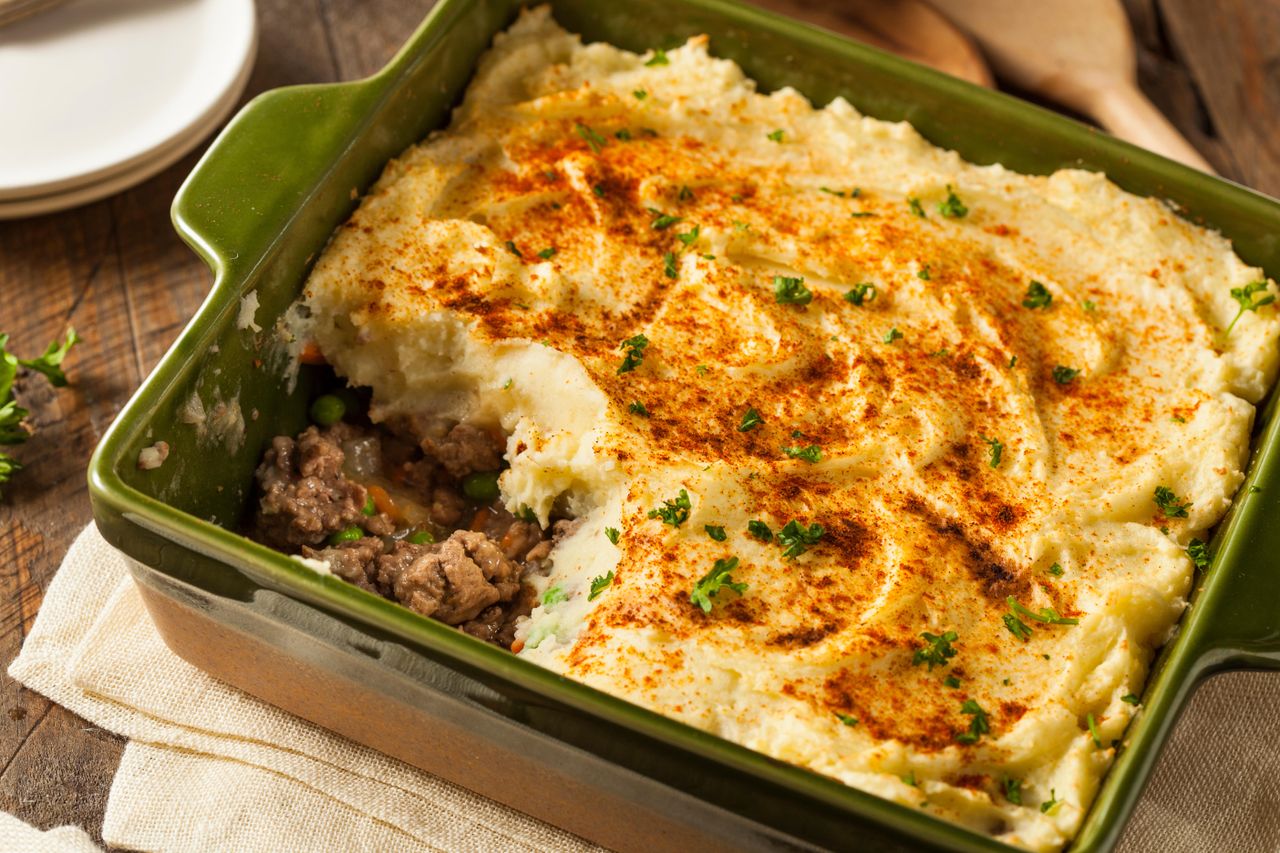 Spicy shepherd&#039;s pie topped with sprinkling of paprika