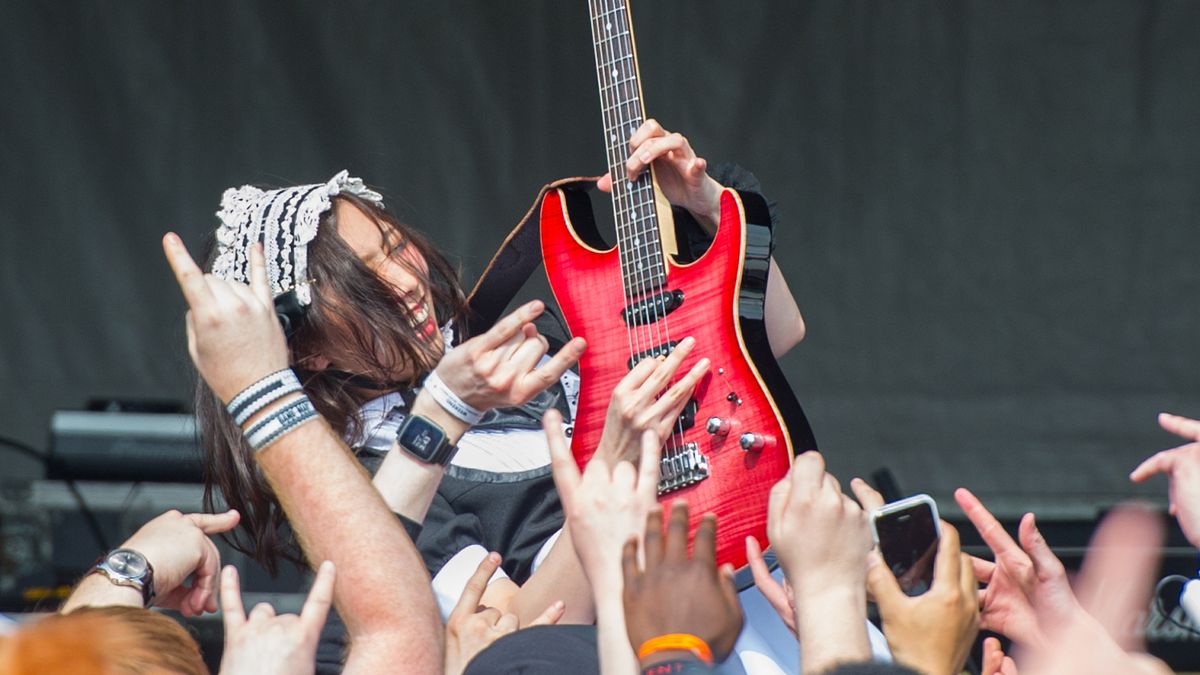 B 音楽 Band Maid S Kanami Tōno A Good Guitar Solo Will Trigger Emotions I Always Keep That In Mind Guitar World