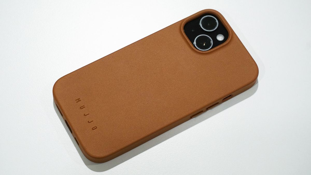 Mujjo iPhone 15 Full Leather back angled