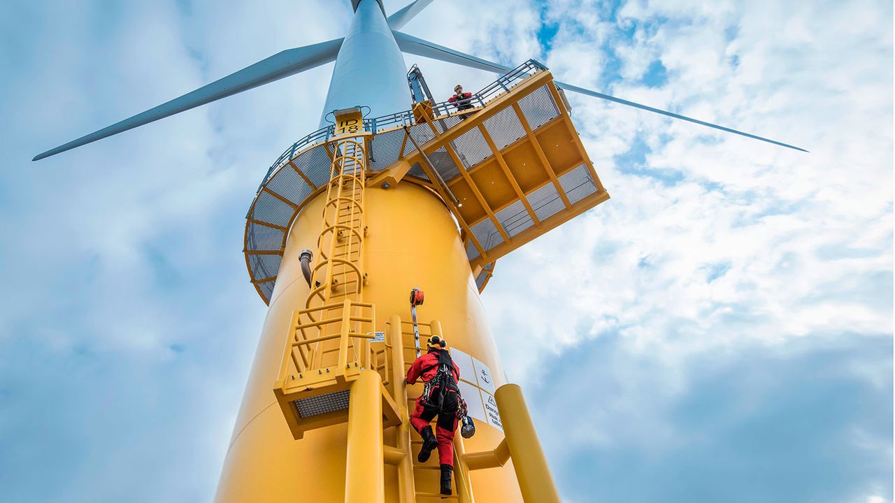 Servicing a wind turbine 