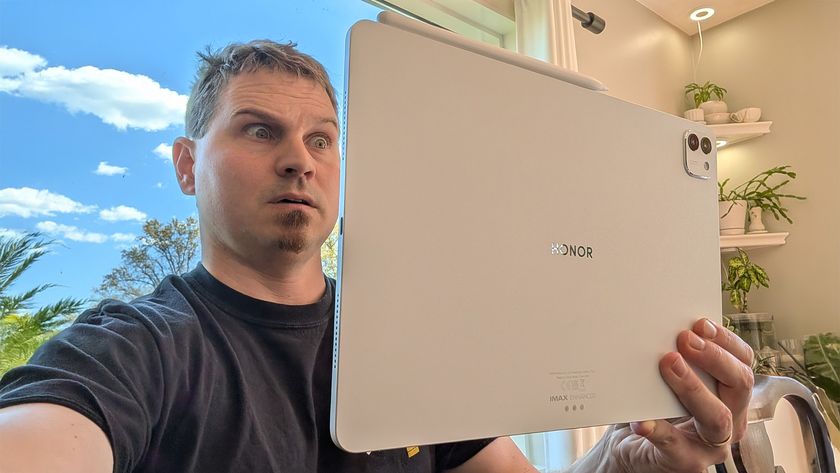 Holding the Honor MagicPad 3