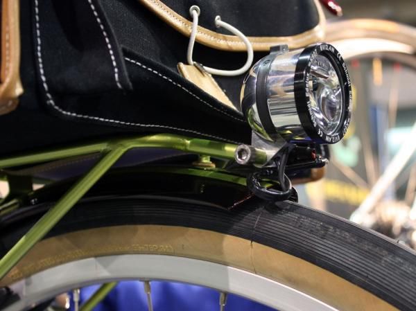 Yipsan integrates the front light into a custom mount on the rack.