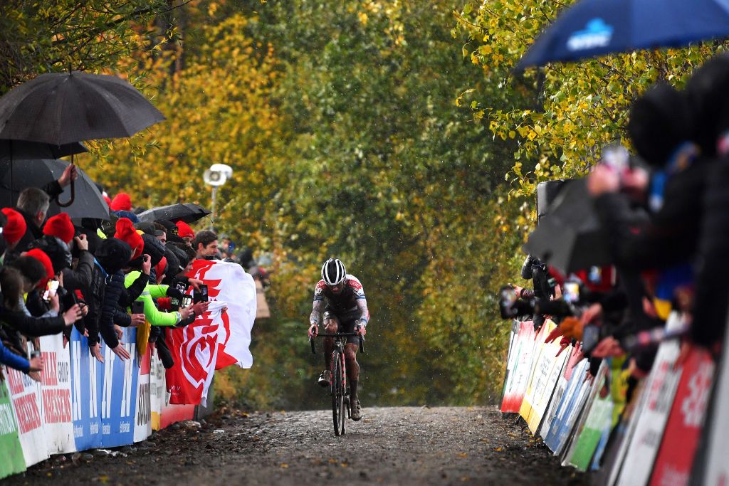 OUDENAARDE BELGIUM NOVEMBER 01 Eli Iserbyt of Belgium and Team Pauwels Sauzen Bingoal sprints at finish line to win the 32nd Koppenbergcross Grand Prix Jolien Verschueren 2021 Mens Elite Koppenbergcross Oudenaarde X2OBadkamersTrofee on November 01 2021 in Oudenaarde Belgium Photo by Luc ClaessenGetty Images