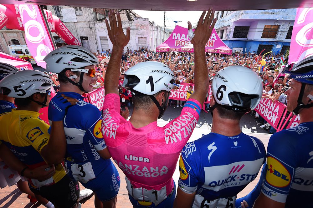 Quick-Step Floors collect their laurels after stage 4 at Colombia Oro y Paz