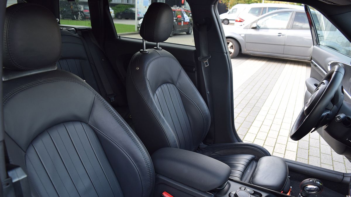 Leather bucket seats ensure the DS and soigneurs are secure when cornering fast