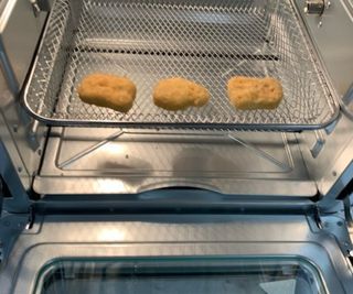 Nuggets in the HYSapientia 15L Air Fryer.